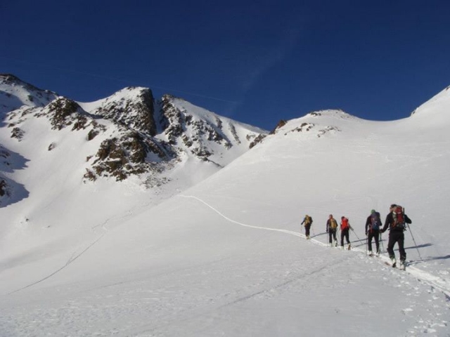 usando esquis para caminar por la nieve